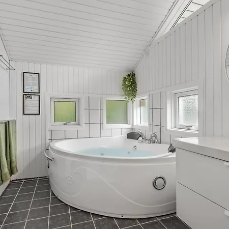 4 Bedroom Cozy In Holiday home Ansager