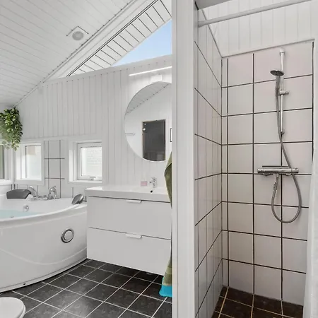 4 Bedroom Cozy In Prázdninový dům Ansager