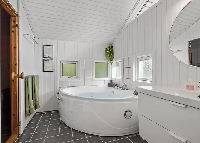 4 Bedroom Cozy In Prázdninový dům Ansager